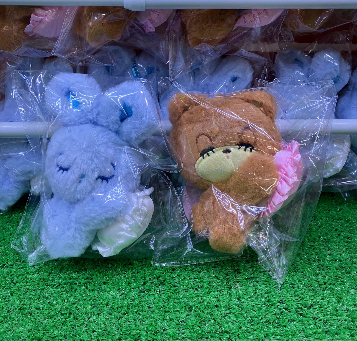 3rdHayato's tweet photo. 皆さんこんばんは〜⭐︎
サープラ隼人あそびタウンです！

🐰< 新景品情報

『foxy illustrationsぬいぐるみMC』

『モンチッチ窓付きぬいぐるみ巾着』

入荷してます♪

ぜひ遊びにいらしてください🤲🏻

#サープラ隼人あそびタウン https://t.co/KkdffnwqHt