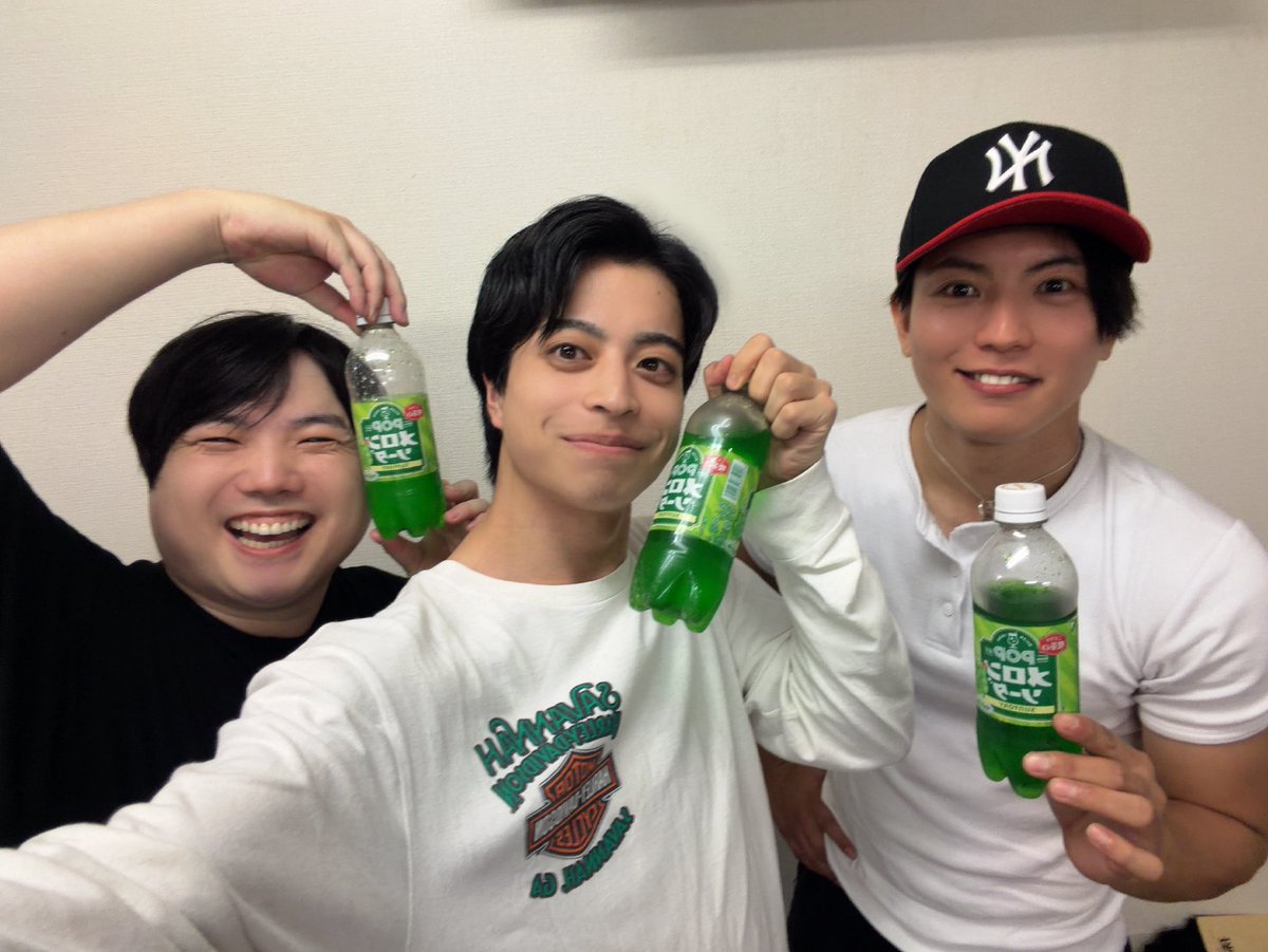 LEON_TERASHIMA's tweet photo. 🥤🥤🥤
猪八戒役の海さんが飲んでるのを見ておれが買ってきて、飲んでるおれを見て孫悟空役の汰斗さんが買ってきて結局3人に🍈

#東少孫悟空 まであと2週間切りました！
面白い作品が出来てきています。ぜひに ︎ ︎☺︎

🎫➡️ https://t.co/ojfGUXYYZ4
応援札🥒➡️ https://t.co/OPYzYxErDA https://t.co/WixeWi4M2x