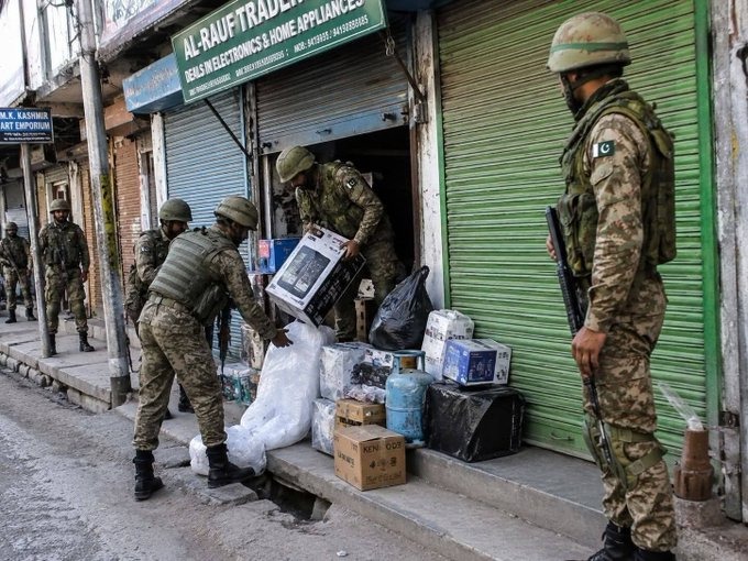 MajorPravinRetd's tweet photo. The Pakistan Army is looting shops in PoJK. Shame Shame............... https://t.co/M5x3yjsbwy