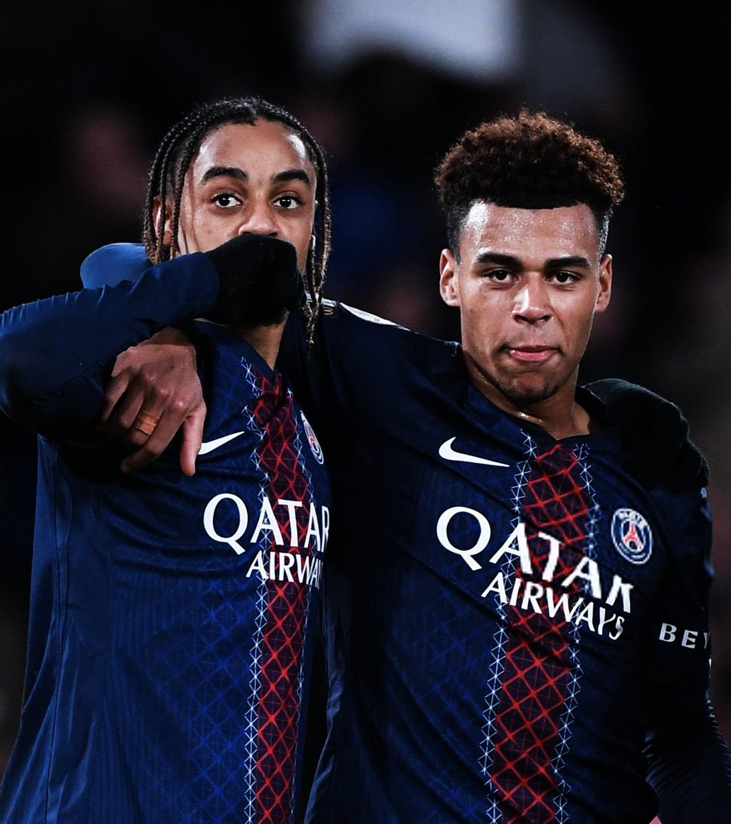 VibesFoot's tweet photo. 🔴 𝗗𝗜𝗗𝗜𝗘𝗥 𝗗𝗘𝗦𝗖𝗛𝗔𝗠𝗣𝗦 𝗛𝗘́𝗦𝗜𝗧𝗘 𝗘𝗡𝗧𝗥𝗘 𝗕𝗔𝗥𝗖𝗢𝗟𝗔 𝗘𝗧 𝗗𝗢𝗨𝗘́ ! 🇫🇷

Le sélectionneur doit trancher entre les deux Parisiens pour le poste d'ailier gauche contre le Sénégal. 👀

La prestation de Doué face à l'Irlande du Nord n'a pas totalement convaincu, contrairement à l'investissement de Barcola. 🤔

🗞️ @lequipe