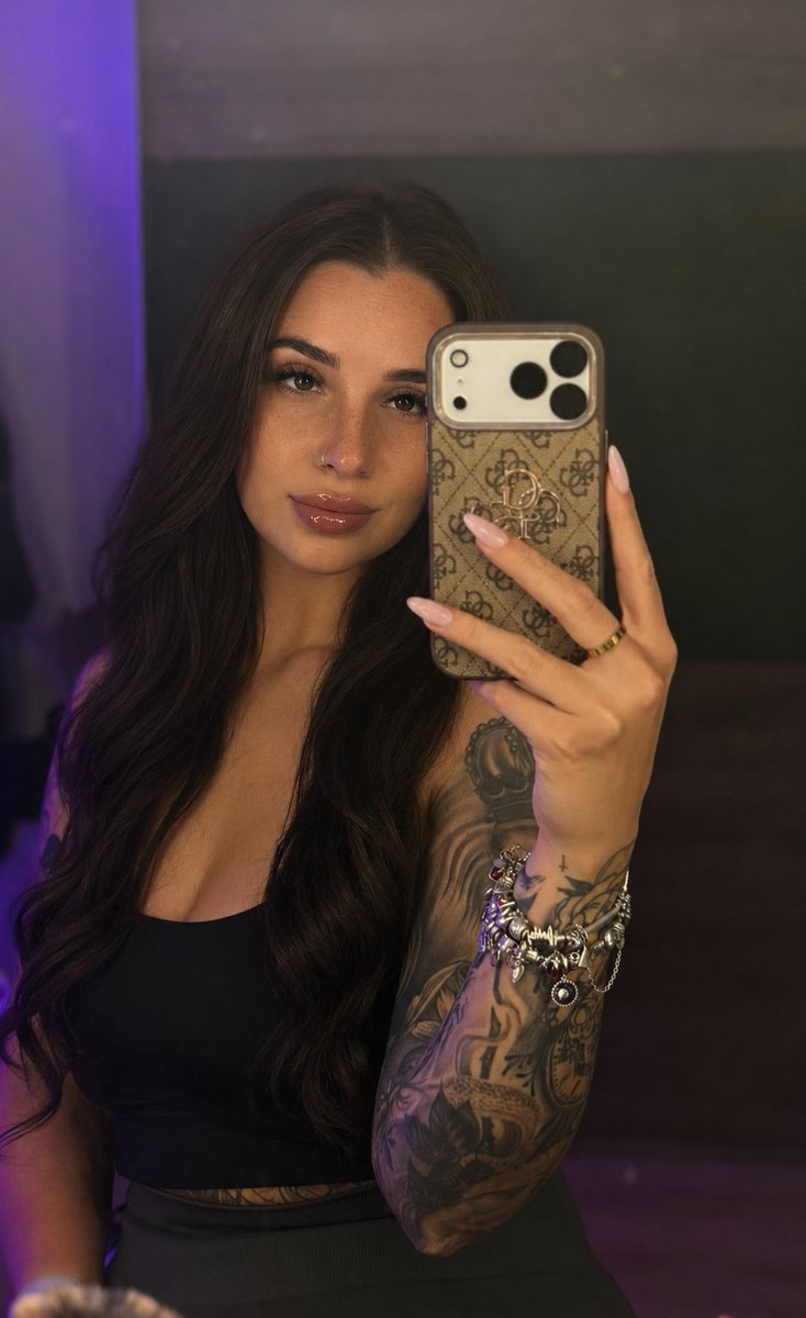 TganzPrivat's tweet photo. 🖤 Nur ich, mein Spiegel und ein bisschen Neugier…

Was ist dir als Erstes aufgefallen? 👀✨

📩 Telegram: @TganzPrivat

📢 Mehr Content:
https://t.co/68CeuBn5E8

#selfie #brunette #tattooedgirl #beauty #fashion #ootd https://t.co/mBQRzdYVwC