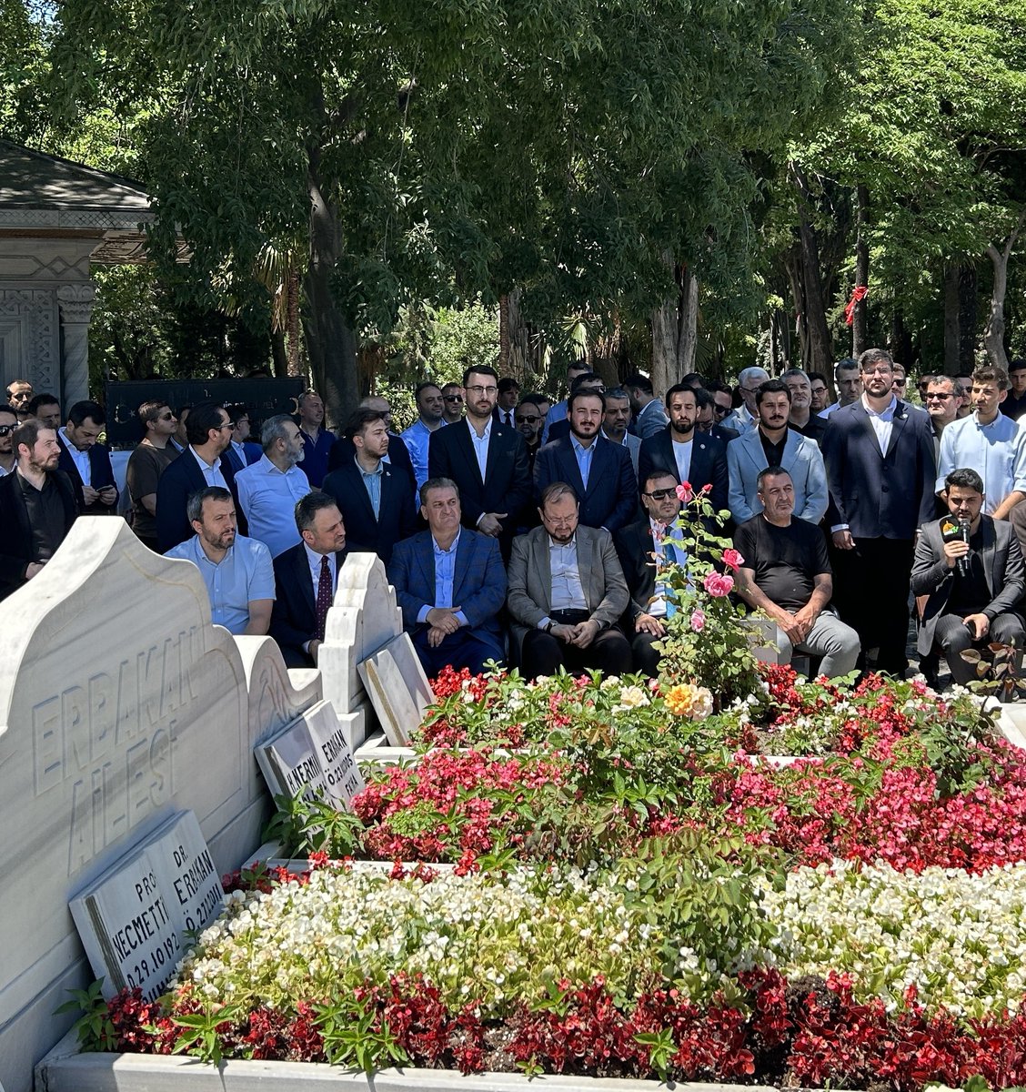AGDUNi's tweet photo. 🔻İstanbul

Genel Başkanımız Salih Turhan Bey ile birlikte Milli Gençlik Vakfı İstanbul Şubemizin açılışı ve İstanbul'un Fethi programı öncesinde merhum Necmettin Erbakan Hocamızın kabrini ziyaret ettik. https://t.co/uLHfyJpWQy