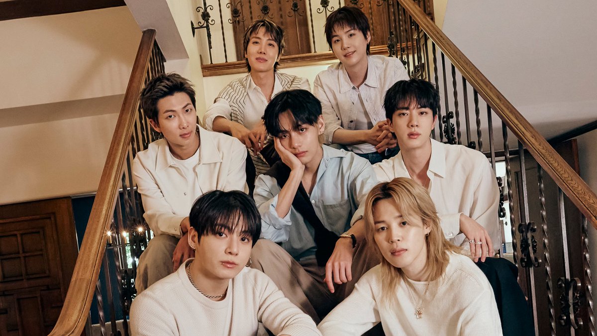 musicnewsfactpl's tweet photo. 13 lat temu zadebiutował jeden z największych boysbandów XXI wieku.  

BTS są aktualnie najlepiej sprzedającymi się koreańskimi artystami oraz najczęściej odtwarzaną grupą na świecie. To także pierwsi koreańscy twórcy, którzy zdobyli nominację do nagrody Grammy i znaleźli się na 1. miejscu listy Billboard 200 i Hot 100.