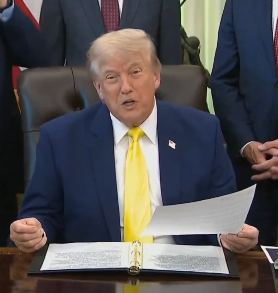 CeleoSolis's tweet photo. @TrumpDailyPosts EEUU debe apoderarse del petróleo de Irán, o destruir por completo todas las fuentes de financiamiento del terrorismo mundial. 
Con Irán, Rusia y China, los acuerdos son trampas temporales. Están llevando guerra política ideológica destructiva contra democracias. https://t.co/KXX13wKvO6