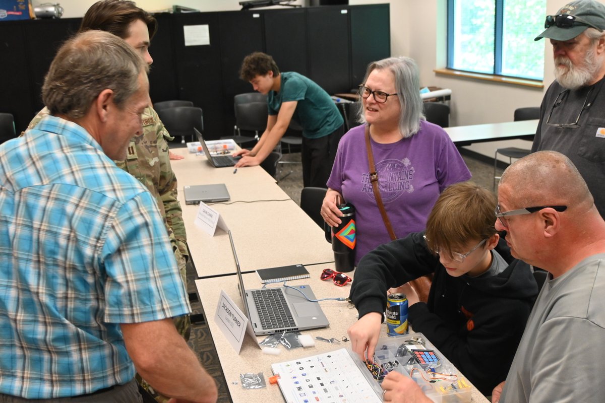 osumansfield's tweet photo. Future innovators at work! ⚡ This week, area high school students are learning to program Arduino kits and build electronic gadgets at our Electronics Camp for Beginners. They'll showcase their creations to family and friends on Thursday. https://t.co/HvN4RjMJcA