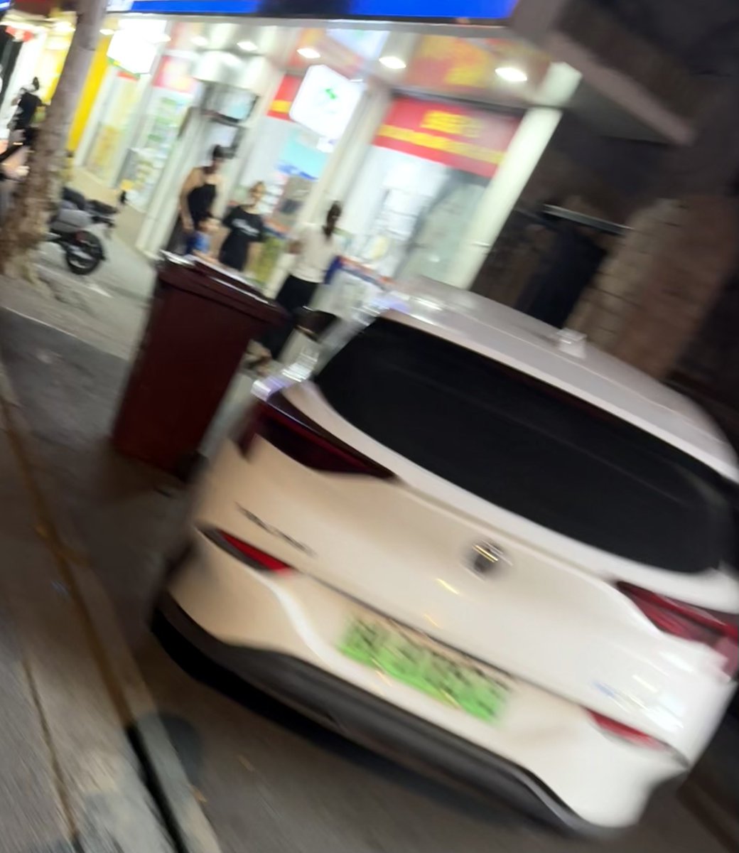 whyatsh's tweet photo. @dingyi @ohxiyu 和吃僵尸鸭腿一样，都是跟风狗，国内开车谁还不知道大家素质似的😆 https://t.co/KTMdI5dHOZ