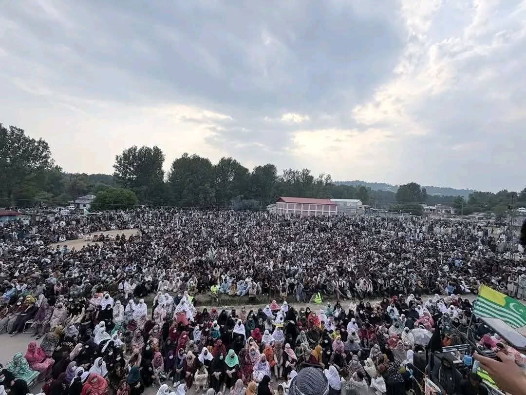 bedar_bhat's tweet photo. Rawalkot Azad Kashmir

Thousands of women and young girls took to the streets to protest, saying, "We are with our men. A clear message to Field Marshal Asim Munir: You cannot win against us." https://t.co/tSsMRBluAo