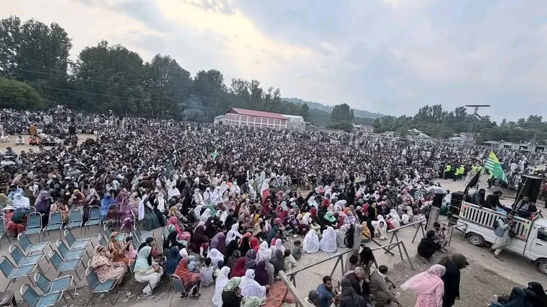 bedar_bhat's tweet photo. Rawalkot Azad Kashmir

Thousands of women and young girls took to the streets to protest, saying, "We are with our men. A clear message to Field Marshal Asim Munir: You cannot win against us." https://t.co/tSsMRBluAo