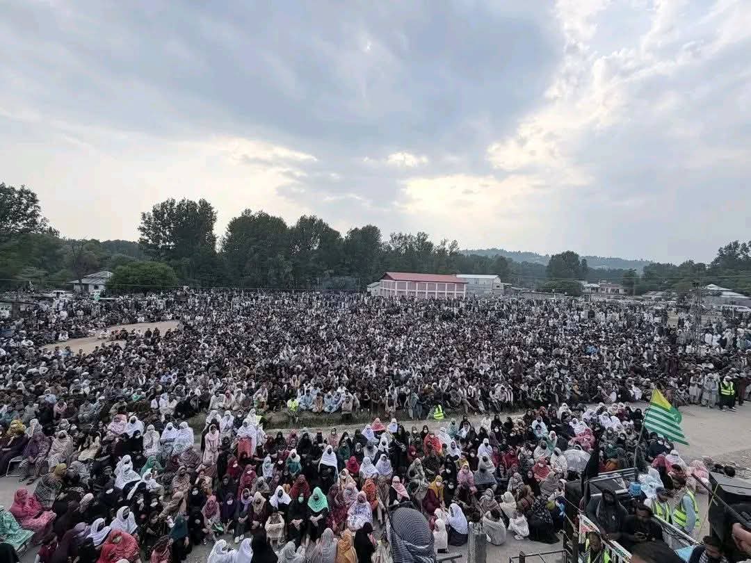 bedar_bhat's tweet photo. Rawalkot Azad Kashmir

Thousands of women and young girls took to the streets to protest, saying, "We are with our men. A clear message to Field Marshal Asim Munir: You cannot win against us." https://t.co/tSsMRBluAo