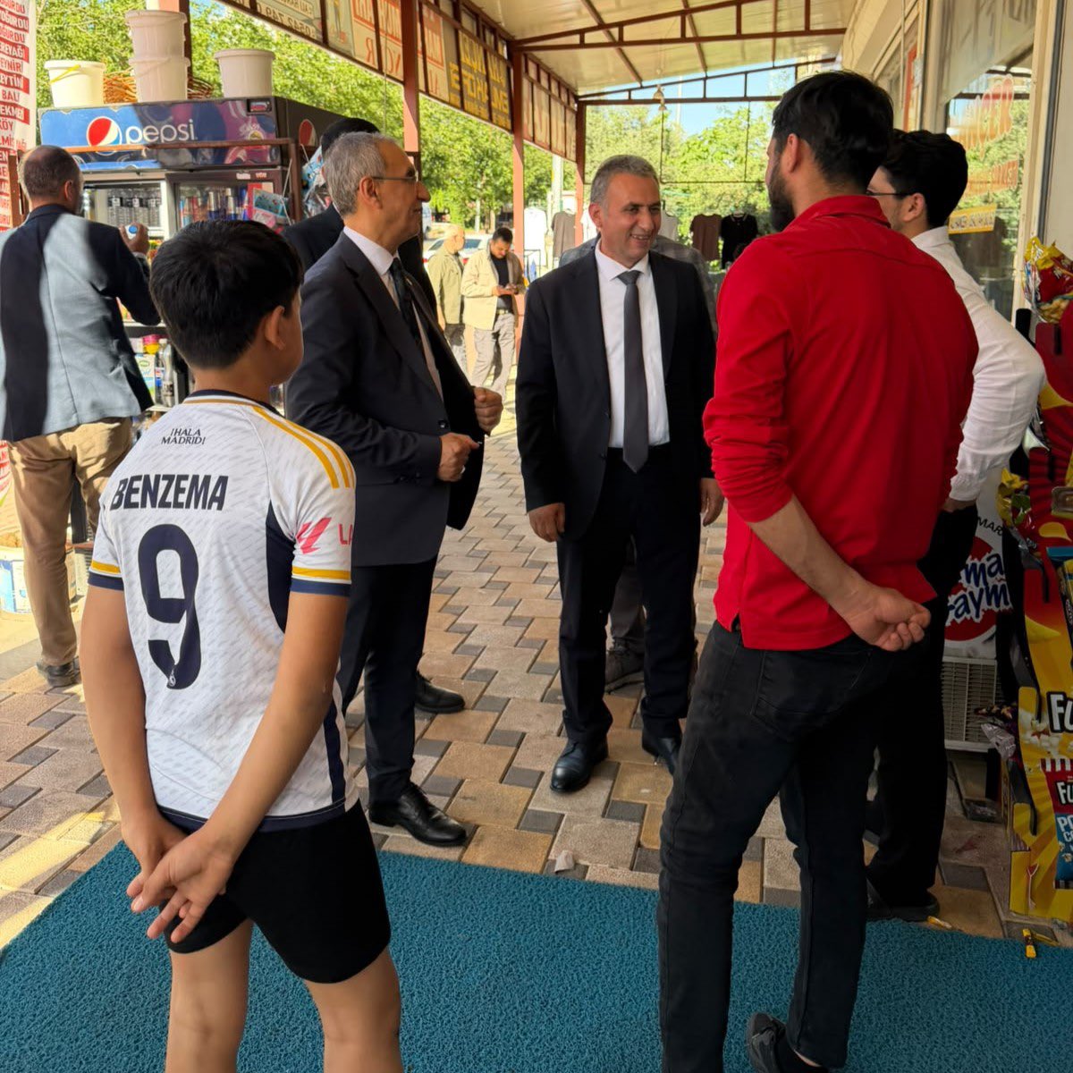 aksiverek's tweet photo. İslam İşbirliği Teşkilatı Parlamentolar Birliği Başkanı ve Şanlıurfa Milletvekilimiz Abdurrahim Dusak, İlçe Başkanımız Cengiz Özeyranoğlu, Belediye Başkan Vekilimiz Sn. İzzet Özağaçhanlı ve Siverek Koordinatörümüz Sn. Salih Çoban ile birlikte hemşehrilerimizle bir araya gelerek sohbet ettik.

Vatandaşlarımızın görüş ve taleplerini dinledik, gönül köprülerimizi daha da güçlendirdik. Birlik ve beraberlik içerisinde Siverek’imiz için çalışmaya, hemşehrilerimizle omuz omuza yürümeye devam edeceğiz. 

 @RTErdogan @Akparti 
@mustafademir @tugbaisikercan 
@abuyukgumus  @avyusufibis  @ProfDrDusak @milhamigunbegi @SbrKnk @Cengizozeyran82 @bucakalimurat82 @izzetagachanli @slhcbn0950