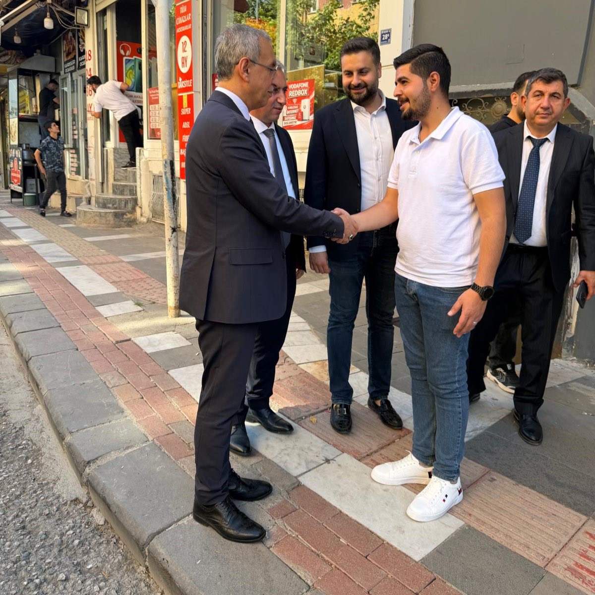 aksiverek's tweet photo. İslam İşbirliği Teşkilatı Parlamentolar Birliği Başkanı ve Şanlıurfa Milletvekilimiz Abdurrahim Dusak, İlçe Başkanımız Cengiz Özeyranoğlu, Belediye Başkan Vekilimiz Sn. İzzet Özağaçhanlı ve Siverek Koordinatörümüz Sn. Salih Çoban ile birlikte hemşehrilerimizle bir araya gelerek sohbet ettik.

Vatandaşlarımızın görüş ve taleplerini dinledik, gönül köprülerimizi daha da güçlendirdik. Birlik ve beraberlik içerisinde Siverek’imiz için çalışmaya, hemşehrilerimizle omuz omuza yürümeye devam edeceğiz. 

 @RTErdogan @Akparti 
@mustafademir @tugbaisikercan 
@abuyukgumus  @avyusufibis  @ProfDrDusak @milhamigunbegi @SbrKnk @Cengizozeyran82 @bucakalimurat82 @izzetagachanli @slhcbn0950