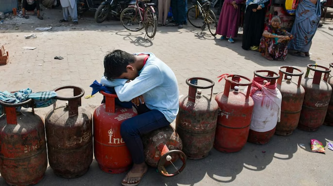 deepdownanlyz's tweet photo. India was supposed to run out of Fuel and Gas in 25 days.

Yet after 100 days of war, everything is normal in the country.

When the Iran war erupted, experts predicted India would run out of fuel in weeks.

The logic seemed simple.

India imports over 85% of its crude oil.

The Strait of Hormuz carries nearly 20% of global oil trade.

Block Hormuz and India suffers.

Yet months later, there are no fuel queues, no rationing, no shortages.

Why?

Because India was never sitting on just "25 days of reserves."

Officially, India had around 60 days of actual stock cover and 74 days of total reserve capacity. More importantly, India had already secured alternative supplies before panic reached television studios.

The real story is bigger than oil.

It is about how Modi transformed India from an energy buyer into an energy power.

When the crisis came, India did not ask who would save it.

India had already prepared to save itself.

That is the difference between governance and headlines.