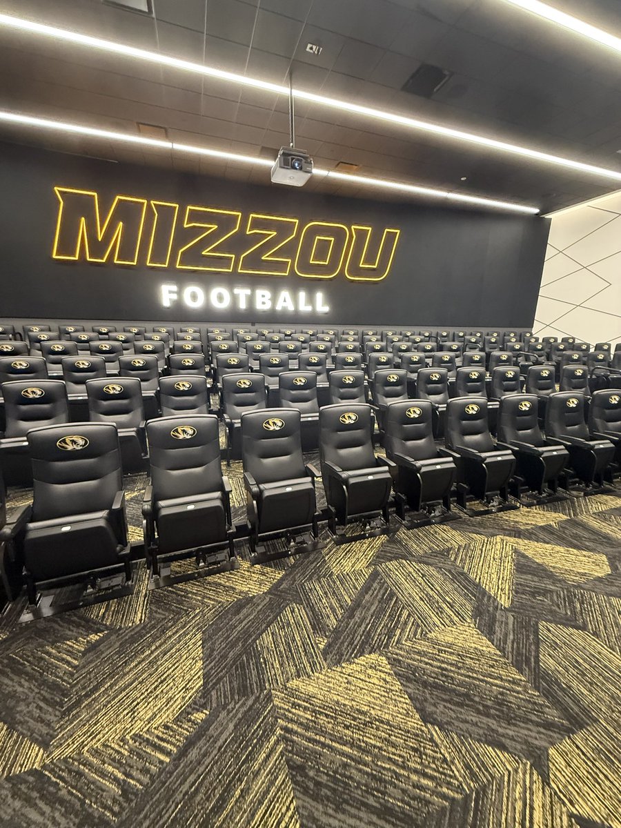 BollenAisaiah's tweet photo. Amazing opportunity at Mizzou!! @coachalpogue @CoachYounger14 @MattFrench23 @CoachTwe @RingsNthingsCA @CoachBo2dahouse @coachwilhite @Steve_Warren96 @dropped30 https://t.co/XuAZPSGo5o