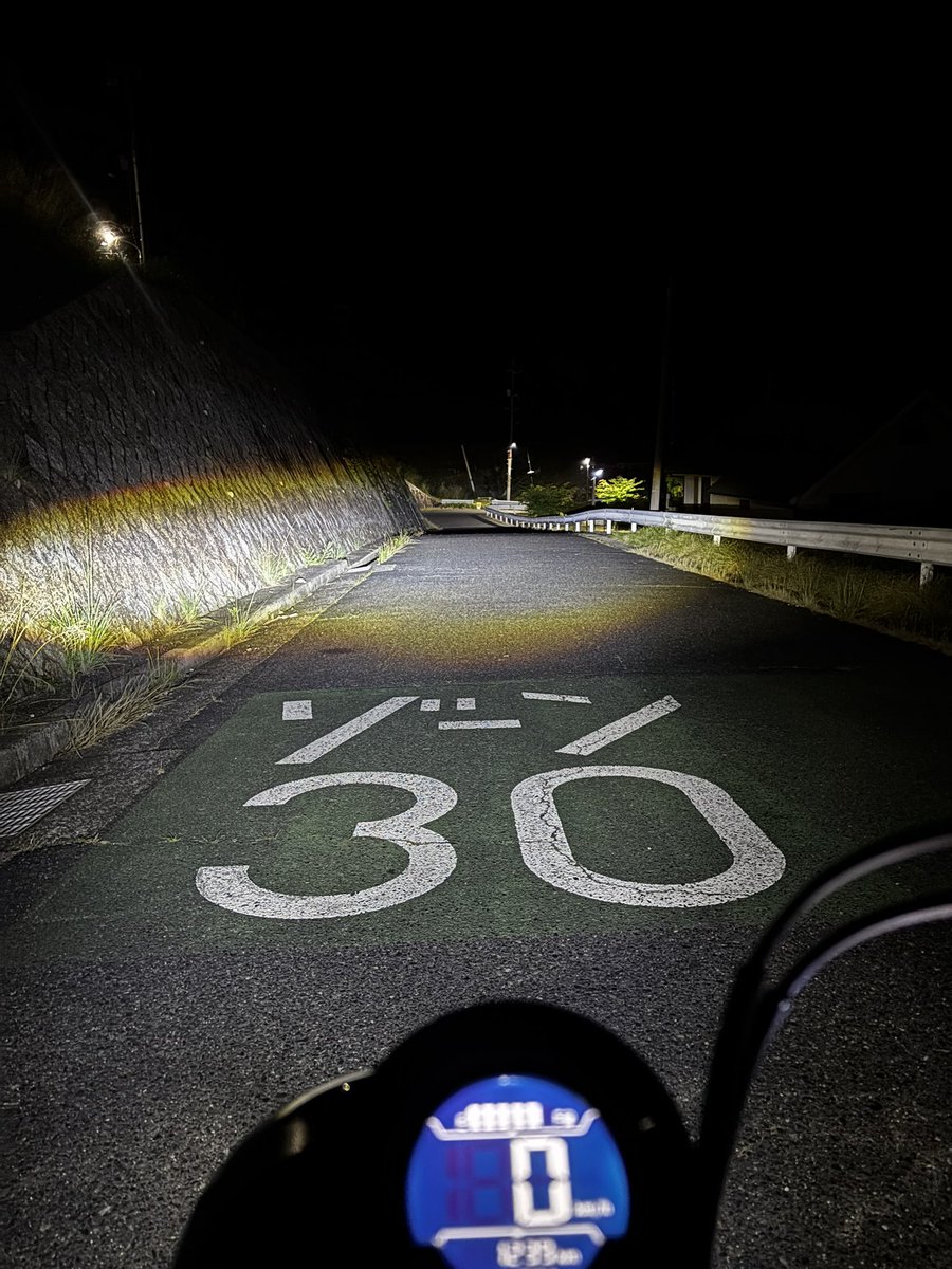 Ymmtmko's tweet photo. 今まで夜中山の中を走る事がなかったので先送りにしていた純正ヘッポコヘッドライト問題。先日夜中走った際に本当に何も見えないに等しい暗さを体験してとうとう補助灯装着しました。バイク屋さんとｹﾝｹﾝｶﾞｸｶﾞｸやって選んだのはFCL。ハイロー切り替え出来満足です。 https://t.co/ViQ0XScv12