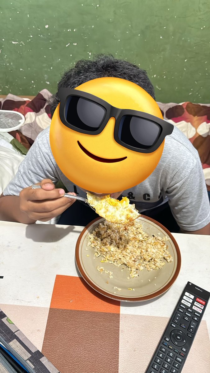 itoshibro's tweet photo. @tanyarlfes Ibuku pagi sering pegel pegel,  jadi ayahku tiap pagi sigap bikinin anak anaknya nasi goreng buat sarapan, enak bgtt belum ada yg bisa ngalahin nasgor ayah, ini foto tadi pagi adek sarapan sebelum berangkat sekolah https://t.co/jx6tpXBEqQ