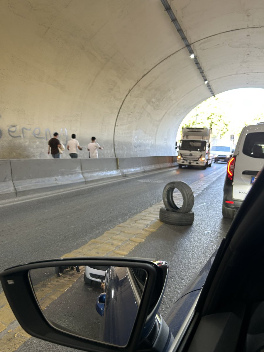 mozok26's tweet photo. Silahtarağa tüneli içerisinde arızalı ticari araç @radyotrafik34 arkada uzun trafiğe sebep oluyor https://t.co/cVKyOmnjrw