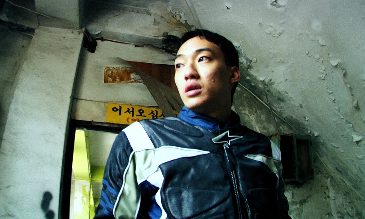 koffko_'s tweet photo. Em uma cidade parada no tempo, três amigos do ensino médio veem suas vidas mudarem com a chegada de Woo-joo, um estudante transferido e influencer que desperta ciúmes em Yong-gi. No entanto, quando a verdadeira face de Woo-joo é revelada, o mundo de Ji-sook começa a desmoronar, e os sentimentos reprimidos de Yong-gi se transformam em um perigoso plano de vingança.

Depois de vencer o Prêmio Especial do Juri no 30º Busan International Film Festival, Funky Freaky Freaks estreia no Brasil no 4º Korean Film Festival