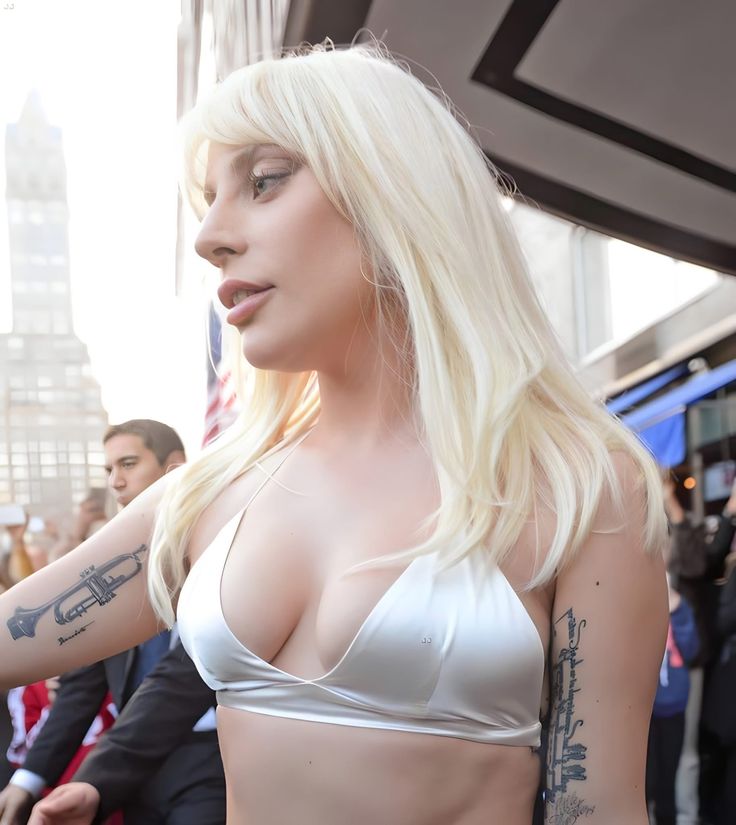 Obizinhokun's tweet photo. pouco se fala em como a Lady Gaga fica celestial usando roupas brancas 🤍 https://t.co/9qqeLHGGdC