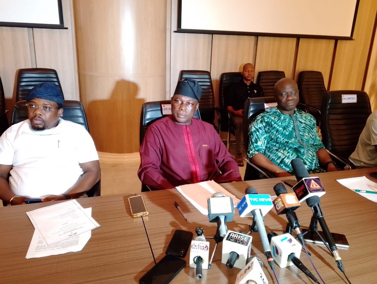 O_basslet's tweet photo. JUST IN:

NATIONAL AND STATE ASSEMBLY MEMBERS FROM OSUN STATE HAVE CALLED FOR THE IMMEDIATE REDEPLOYMENT OF THE OSUN STATE COMMISSIONER OF POLICE OVER REPORTED COMPLICITY WITH OSUN APC https://t.co/C03SuJcxTU