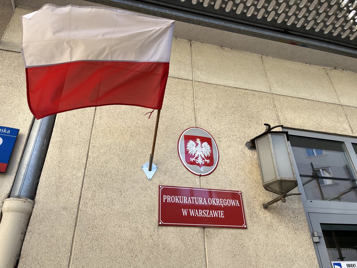 JakubPilarek's tweet photo. Prokuratura @Prok_Okreg_Wawa powinna niezwłocznie opublikować materiały wideo z zatrzymania @LKraskowski❗️❗️❗️❗️❗️❗️

To w żaden sposób nie naraża dobra postępowania. Także w kontekście ewentualnej odpowiedzialności karnej czy dyscyplinarnej funkcjonariuszy. Wszak wiedzą, co robili. 

Jeżeli nagrań nie ma, to wygląda to źle. Nie wyobrażam sobie przeprowadzenia takiej czynności, z taką osobą (dziennikarz w konflikcie z prominentnym przedstawicielem władzy) bez rejestracji.