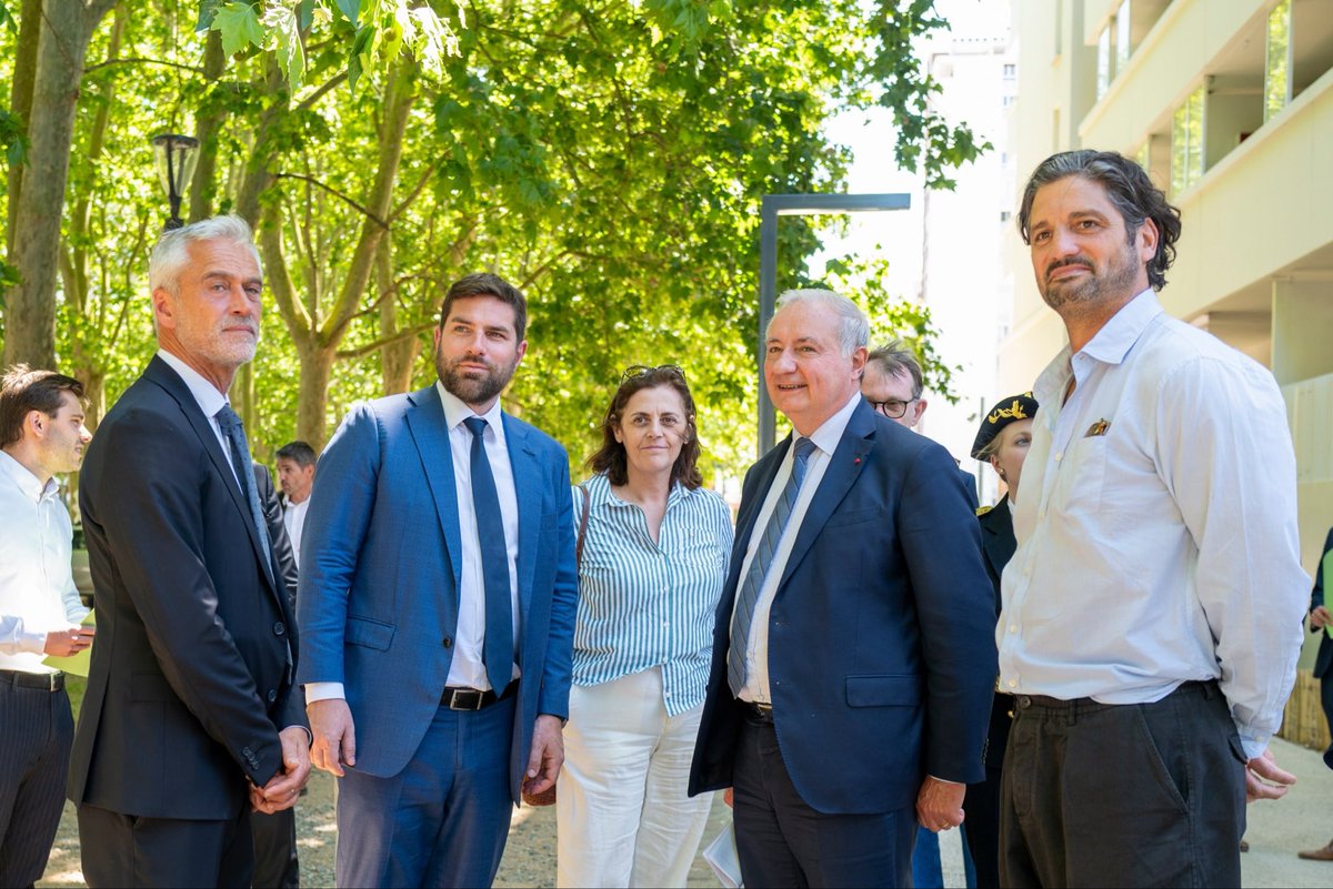 jlmoudenc's tweet photo. Aujourd’hui, j’ai accueilli le ministre de la Ville et du Logement, @VincentJeanbrun, à Empalot pour lui présenter la transformation profonde de ce quartier que nous menons depuis des années.

Empalot change. Cette transformation est visible et mesurable : 2 030 logements ont été reconstruits et 753 logements ont bénéficié de réhabilitations de grande qualité, à l’image de la résidence Garonne réalisée par Toulouse Métropole Habitat. À cela s’ajoutent des espaces publics rénovés, des équipements modernisés et davantage de mixité sociale pour améliorer la vie des habitants.

Ne laissons pas les récentes fusillades ternir l’avenir d’un quartier tout entier, ni remettre en cause la dynamique engagée.

La rénovation urbaine est une réponse essentielle, mais elle ne peut pas tout. Face aux trafics et à la violence, les collectivités ne peuvent pas être seules en première ligne. L'État doit renforcer durablement les moyens de sécurité, de justice et de lutte contre les réseaux criminels, de narcotrafic en particulier.

📸 @Toulouse - L. Itarte