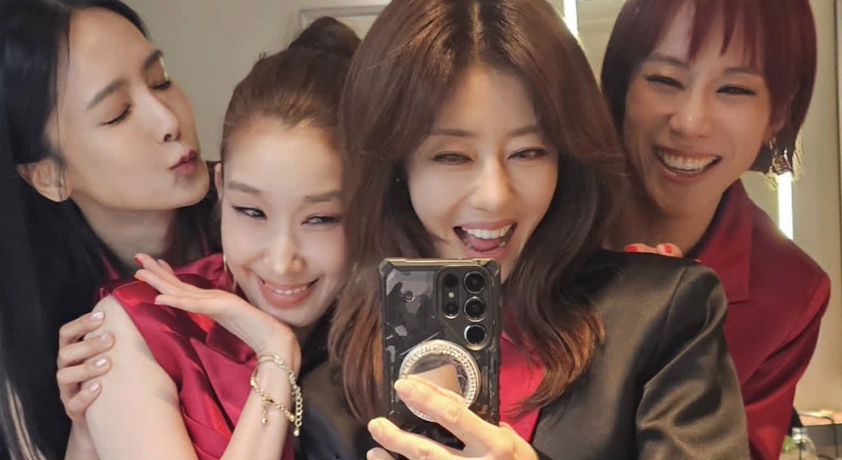 InfamousUnnie's tweet photo. Jewelry members across generations band together for never before seen lineup performance. 
The lineup includes in order of membership 
Ji Hyun 2001-2006 
Park Jung-ha 2001-2010 
Minah 2002-2006
Seo In-young 2002-2010 
(Baby J) Ha Jooyeon 2007-2015 https://t.co/JcDHyFxS1n
