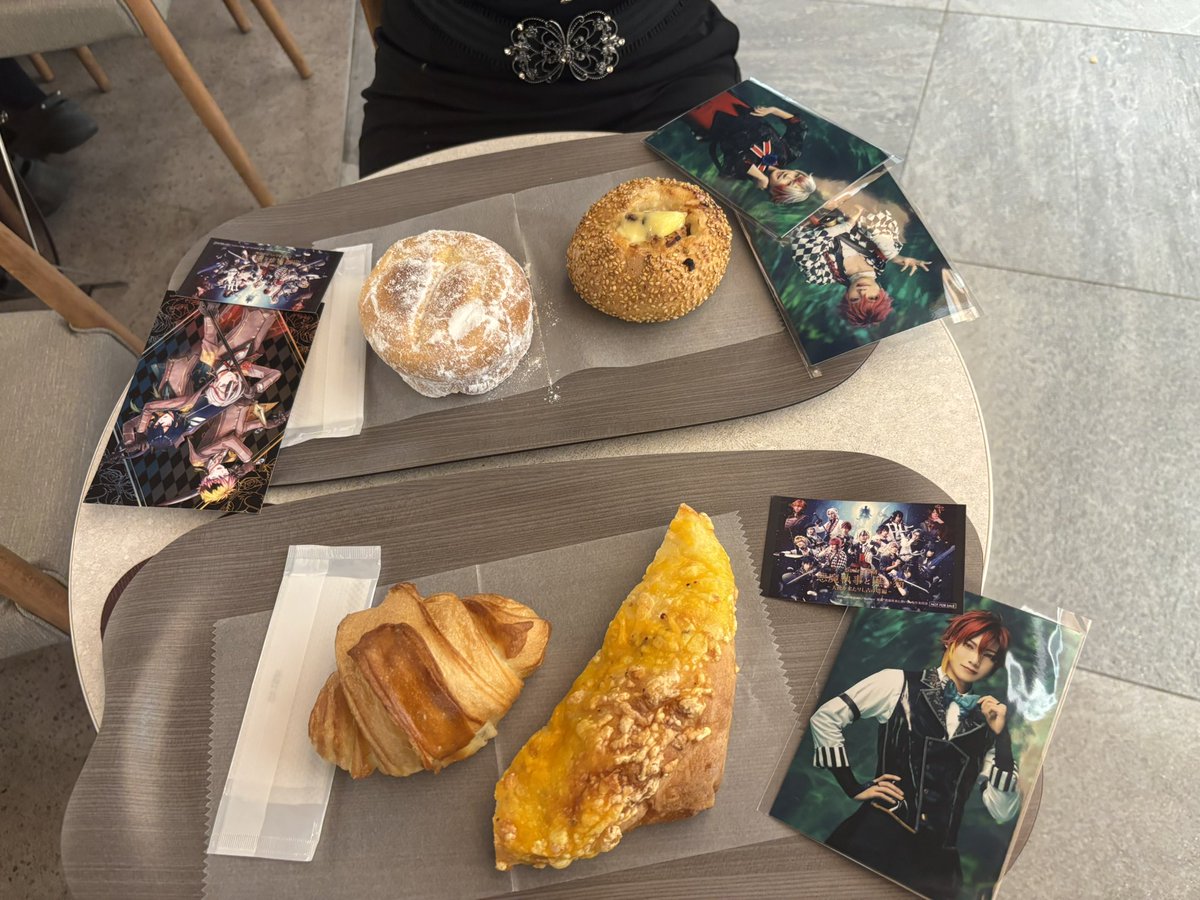 BolzQ's tweet photo. グッズも買っちゃった..🥹✨
パン美味しかった〜🥐 https://t.co/tazqIpLA0P