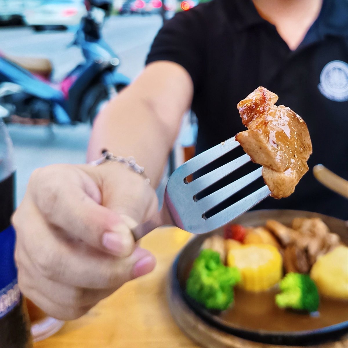 Baoudon's tweet photo. กินกัน��่ะ...เดี๋ยวป้อน
📍Broccoli Steak #อุดรธานี https://t.co/Xj1KmVYSbs