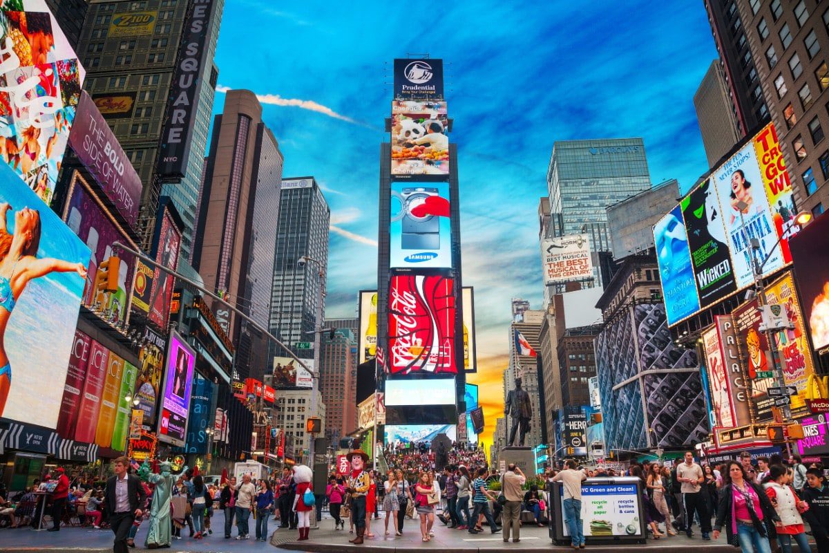 Blueprint_Ls's tweet photo. @NYCMayor is there any way you can put the Knicks game on the biggest screen in time square? 👀👀👀 https://t.co/dBx6GU7zE6