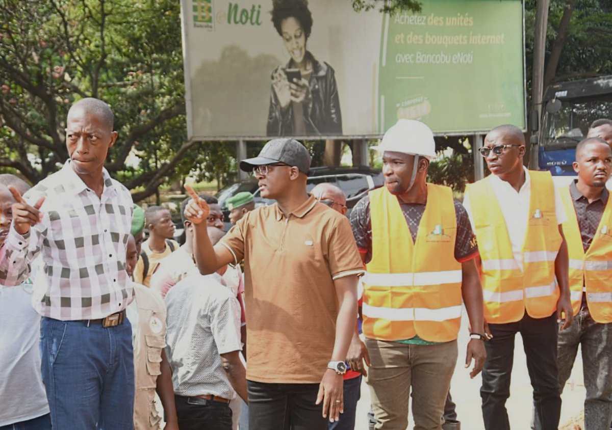 LeRenouveauBdi's tweet photo. @NtahontuyeN a visité le quartier #Uwinterekwa où il y a les routes en cours de pavage; la colline #Karama où il y a un investisseur qui est en train de faire la viabilisation de ce site;  le siège de la @bancobu ainsi que les zones #Ngagara et #Gihosha. https://t.co/3toXPjj79m