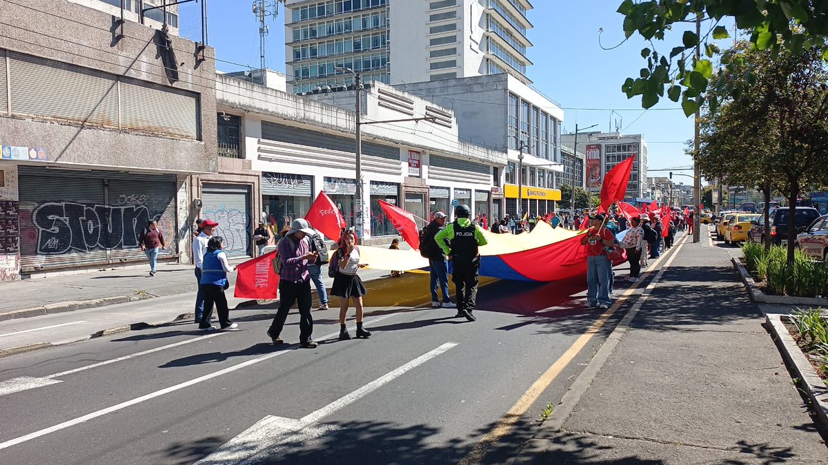 radiocarru's tweet photo. #UIO Comerciantes de las organizaciones FEDECOMIP, CUCOMITE realizan una marcha pacífica en contra de las políticas del gobierno de turno y el alto costo de la vida. https://t.co/ZL7gMgVu2s