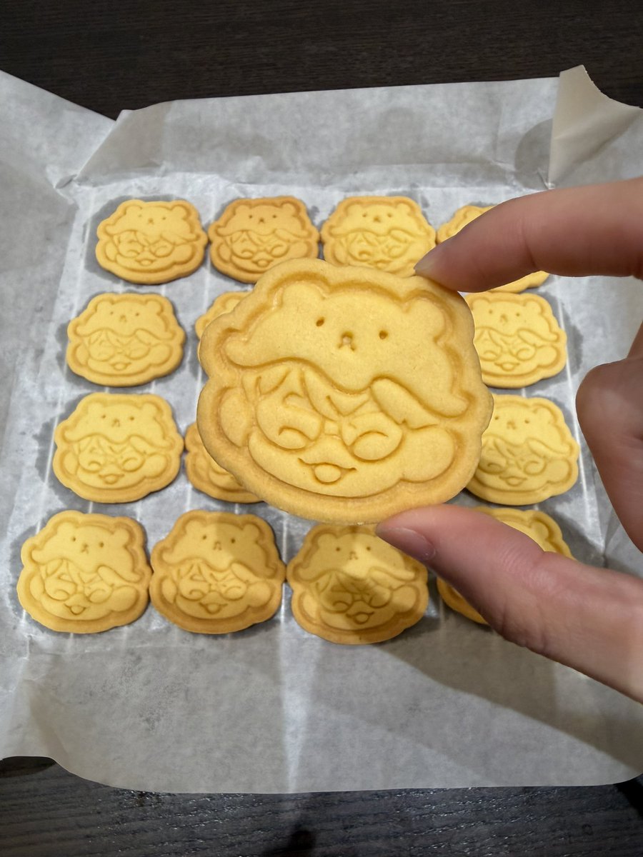 s22109355's tweet photo. ✨✨Gumayusi見面會餅乾發放✨✨
實在不知道做什麼應援只好重操舊業了(

圖是我們偉大的@maguro_1003董事長老師畫的
之前珉炯四週年的時候發過一模一樣的餅乾

時間：6/16 (大約晚上6點)
地點：TICC
份數：暫定15份(一份兩片)
(有需要預留可以留言，盡量不要私訊因為我不太會看🤣)
領取條件下收（1/2) https://t.co/vsAFeBI5gw