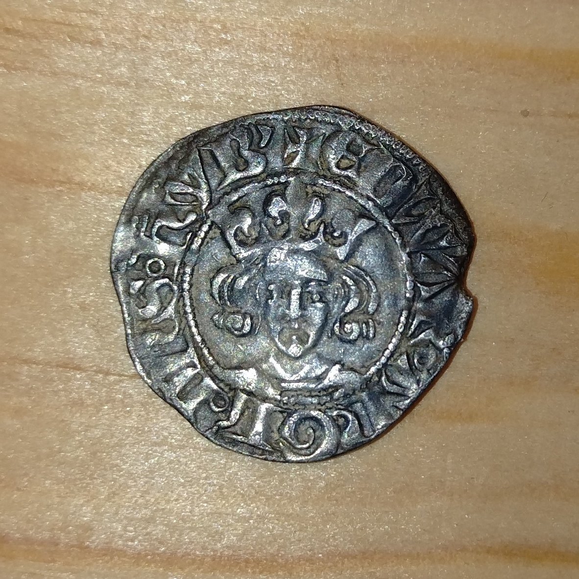 SDetectorist's tweet photo. Perhaps my favourite penny of Edward III was found this on day, 6 years ago.

Third (Florin) coinage, type 2 dating to AD 1344-1351
Mint if London. https://t.co/nDX9THjiE6