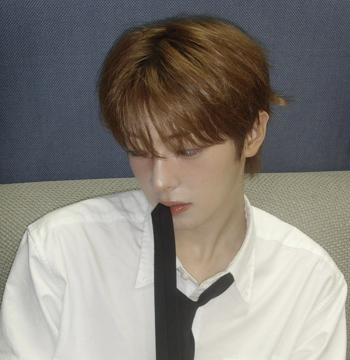 kkang07_'s tweet photo. 상임절때 넥타이 물 줄 몰라서 잘근잘근 씹던 이 아이는 이렇게 완벽하게 넥타이를 물 수 있는 강우진으로 성장했습니다……. https://t.co/QwOVVMviGc