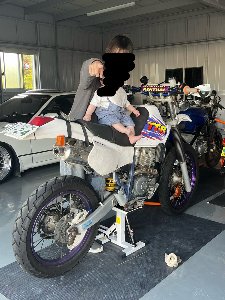 IslandddR's tweet photo. シャ���タンも単車も仕事から帰ってきたら奥様がクルマの側まで子供連れておかえりと迎えてくれるのはありがたてえ。泣けるぜ。 https://t.co/xJzCXuwZfl
