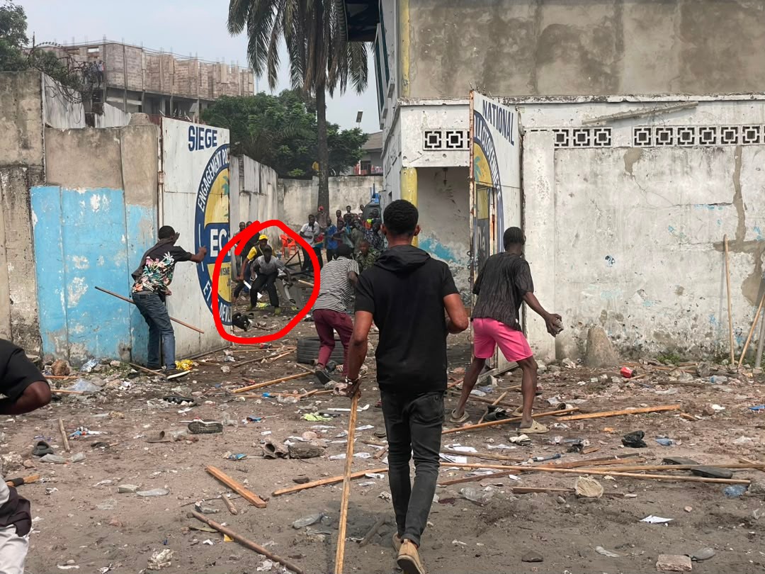 WilliamBandoma's tweet photo. #RDC: 
Deux morts devant le siège de l'@ECiDeRDC .
La #Police et #Force_du_progres @udps_tshisekedi à l'assaut au siège de l'opposant @MartinFayulu .
Devant @Envol_Rd_Congo de @DSESANGA affrontements avec les forces du progrès. 
#Fonus de @NkoyJoseph saccagé. 
@fdhrdc monitoring https://t.co/klc0dfj9iC