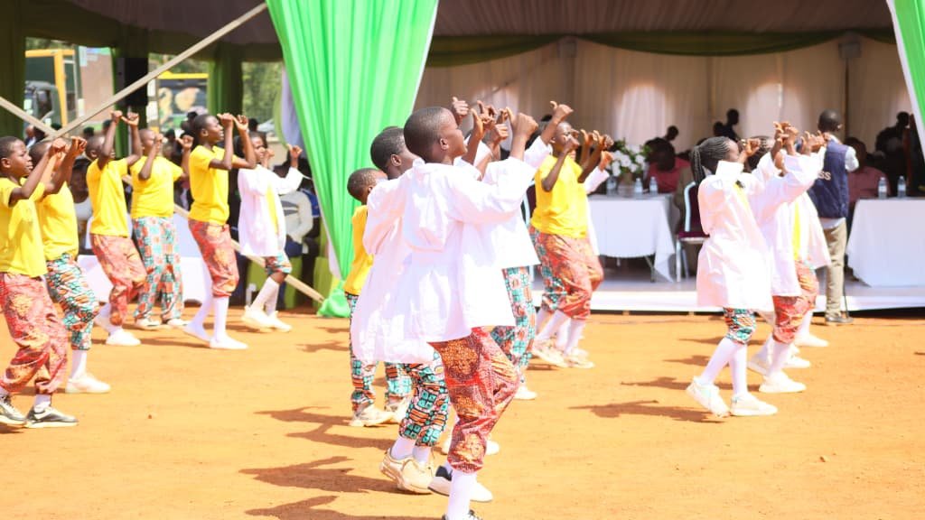 AmaraShanne's tweet photo. E – Energy. E – Electric.
The Mbale Wildlife Conservation Centre bursts into life as the Bagisu Imbalu traditional dance stirs the grand opening, with schools and colourful performances celebrating conservation and community heritage of Eastern Uganda today. https://t.co/YFcFs5cf3y