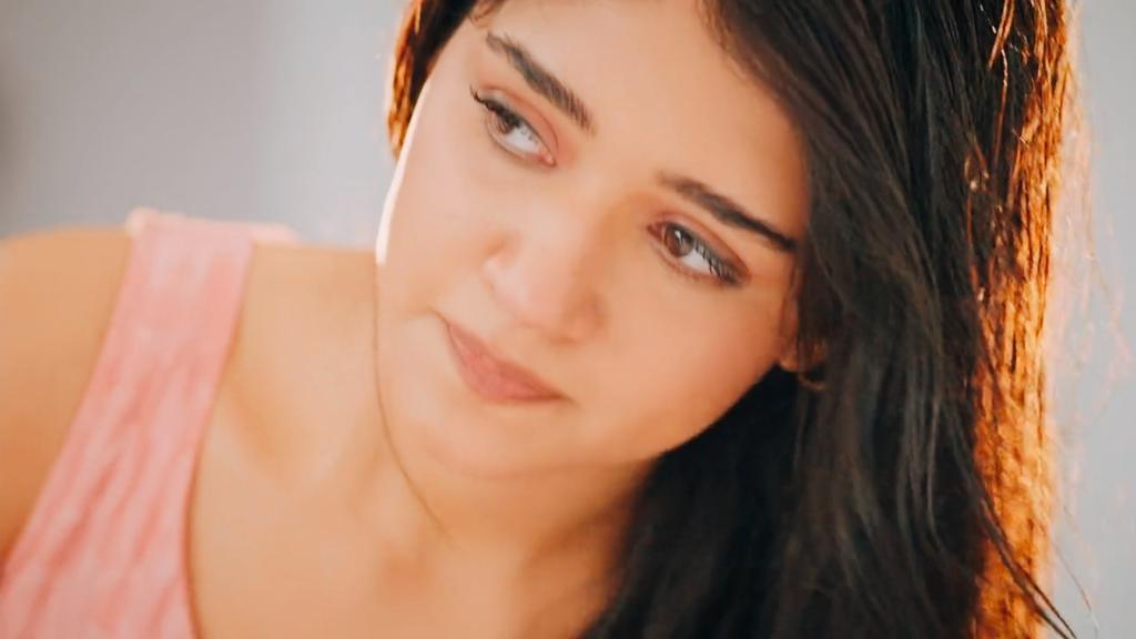 AnishaS_tweets's tweet photo. The water droplets from her hair fell on Krishna, and for a moment, time seemed to stand still. The way he looked at her, completely captivated as she dried her hair on the balcony, was pure magic. 🥺🤌

{#RamneekKataria • #PravishtMishra • #BareillyKeBachchan} https://t.co/mBwZyUfmC7