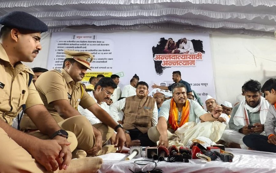 RRPSpeaks's tweet photo. सरकारच्यावतीने उपजिल्हाधिकारी सचिन इथापे, अप���पर पोलीस अधीक्षक विजय कवाडे, DySp प्रशांत डगळे, तहसीलदार सचिन लंगोटे यांनी आंदोलनस्थळी भेट देऊन त्यांनी कृषीमंत्री दत्तामामा भरणे आणि सहकारमंत्री बाब��साहेब पाटील साहेब यांच्याही फोनवर संपर्क घडवून आणला. यावेळी पुढील दोन-तीन दिवसांत बैठक घेण्याचं आश्वासन मंत्री महोदयांनी दिलं आणि यासंदर्भात त्यांची मुख्यमंत्री महोदयांशी चर्चा झाल्याचंही सांगितलं, परंतु राज्याच्या कोणत्याही कॅबिनेट मंत्र्याने प्रसारमाध्यमांसमोर येऊन कर्जमाफीसाठीच्या जाचक अटी रद्द करण्याचं ठोस आश्वासन देण्याची मागणी यावेळी त्यांच्याकडं केली. 

कर्जमाफीचा निर्णय घेताना टाकलेल्या या अटीशर्तींमुळं शेतकऱ्यांमध्ये किती संताप आहे याची जाणीव कदाचित सरकारला झालेली दिसत नाही. परंतु शेतकऱ्यांमध्ये प्रचंड रोष असून या अटीशर्तींमुळं बहुतांश शेतकरी कर्जमाफीपासून वंचित राहणार आहेत. त्यामुळं अटीशर्ती रद्द केल्याशिवाय किंवा तसं आश्वासन दिल्याशिवाय माघार नाही, हे त्यांना स्पष्ट शब्दांत परंतु नम्रपणे सांगितलं.

#अन्नदात्यासाठी_अन्नत्याग
#कर्जवसुली_नकोय_कर्जमाफी_हवीय
#विनाअट_��रसकट_कर्जमाफी