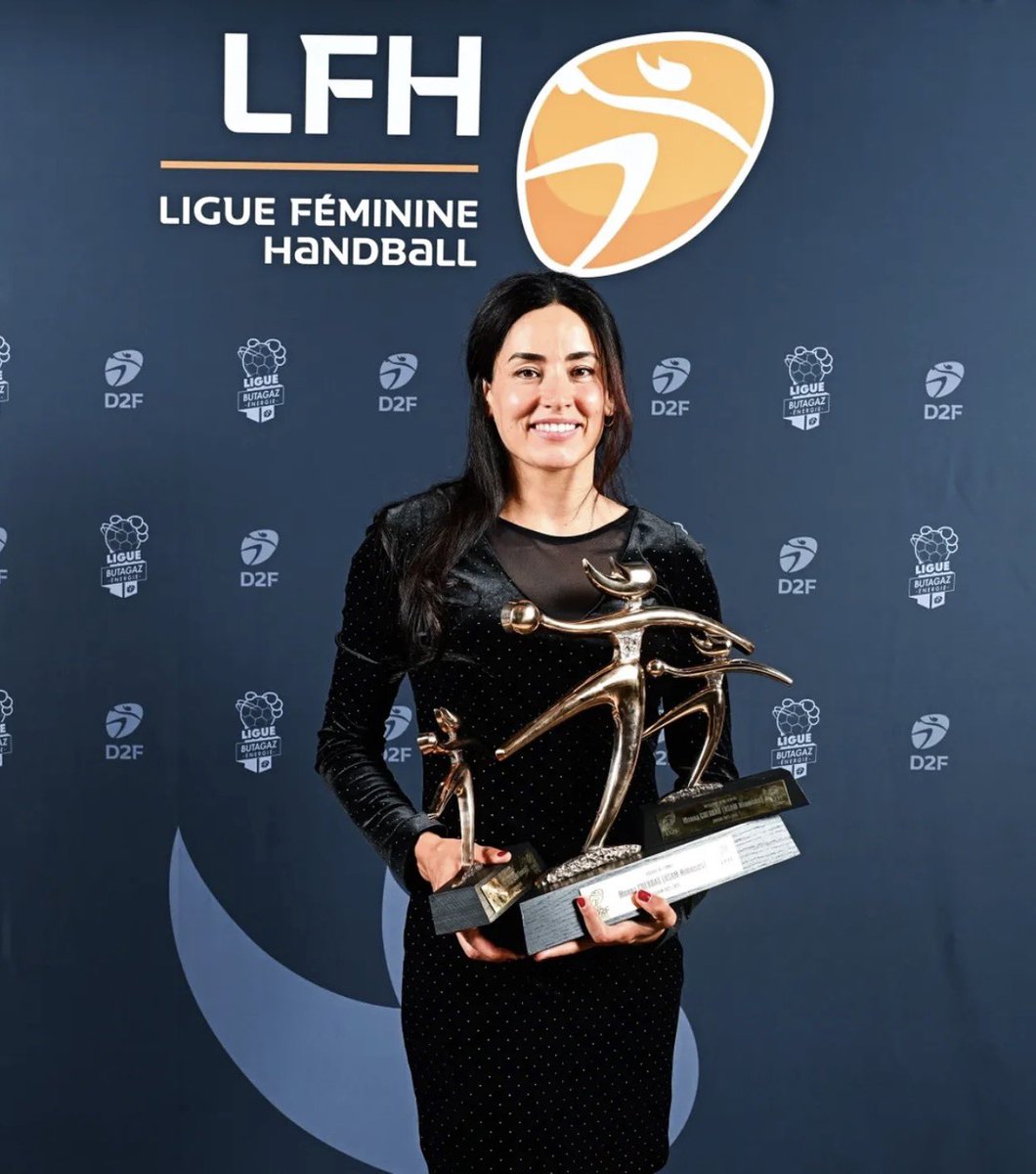 EttachkilaTN's tweet photo. 🏆🤩 

𝑴𝒐𝒖𝒏𝒂 𝑪𝒉𝒂𝒃𝒃𝒂𝒉 a éclaboussé de sa classe et de son efficacité la saison de #D2F. La tunisienne a récolté 3 récompenses de la D2 féminine avec Nîmes : meilleure buteuse, meilleure demi-centre et meilleure joueuse de la saison.

#tunisie #tunisienne #handball https://t.co/4JI8aZY8wl