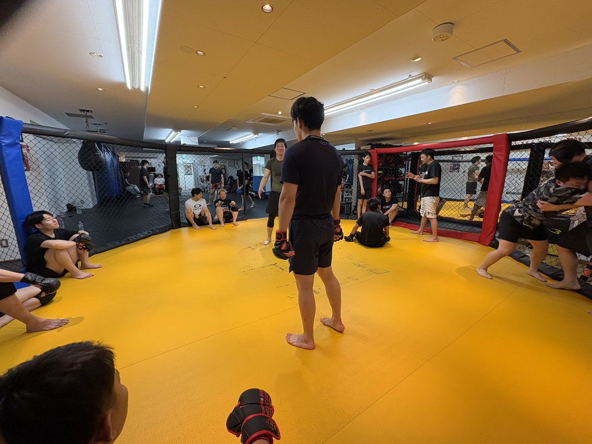 pod_gym's tweet photo. 金曜日打撃&amp;レスリング🤼
アマチュア大会前最後のクラスでした！
試合に出場する選手を皆で激励して、熱の入ったいい練習ができたと思います😊
練習後は皆で試合会場の設営をしました。お手伝いしてくれた皆ありがとう！
いい大会、いい試合にしましょう🤝
今日も練習ありがとうございました！ https://t.co/x4yPRfytOG