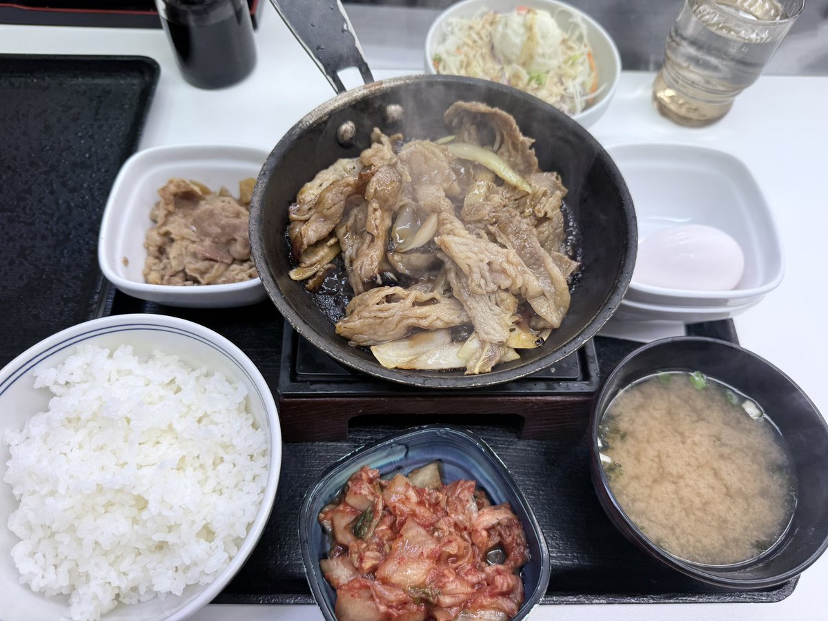 hatabo2017's tweet photo. モグモグモグ〜　牛焼肉定食🍱よい週末をお過ごしください🍖！　美味しい。 https://t.co/CPccUmJj3Y