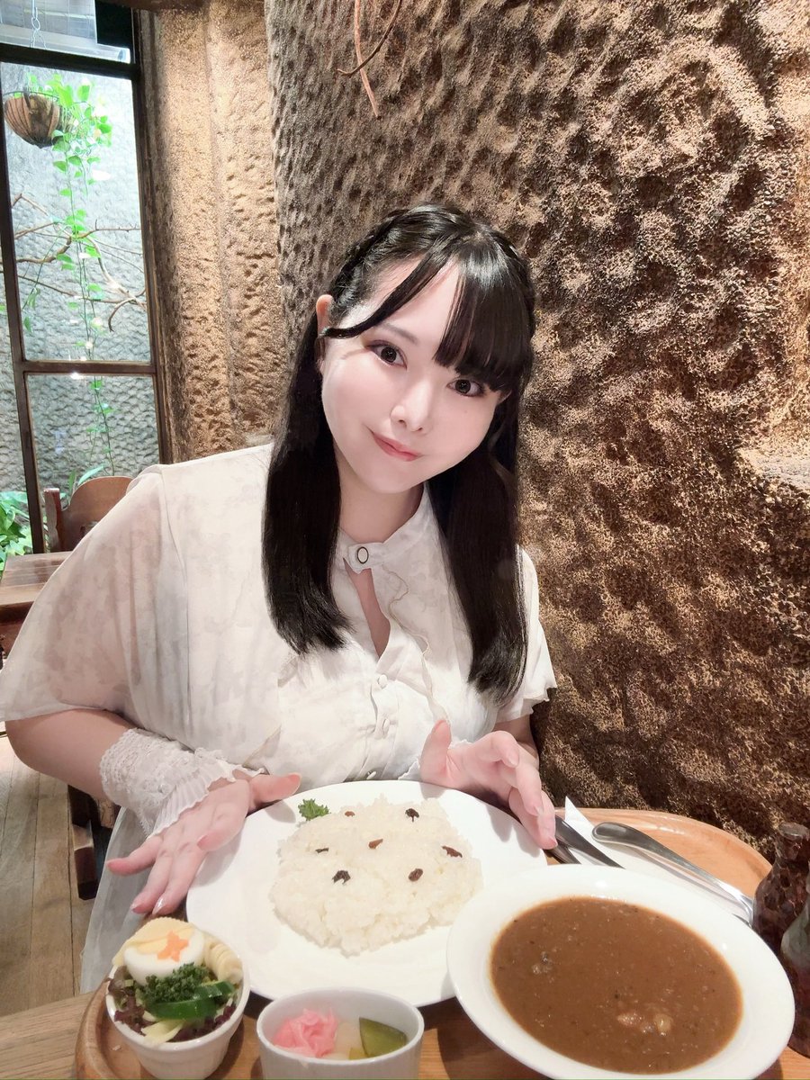 shion0_25mg's tweet photo. この格好に対して「スケスケでセクシーですね」と言われたんだけど。
ワンピースの丈感は足首まで、二の腕も胸元も出ておらず、アームカバーで露出対策しているのですが。
変態は見えないものを見ようとしすぎじゃない？そこになければないだろ、セクシーは。 https://t.co/Z3wAYvjyWL