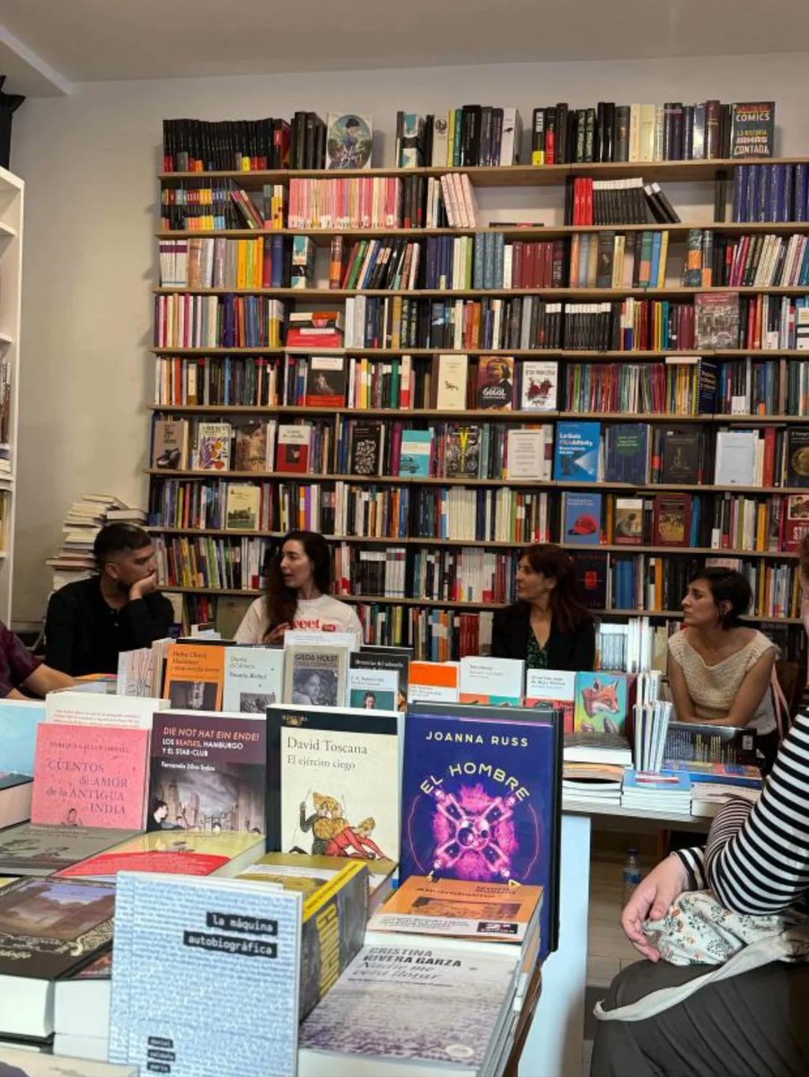 Hora_America's tweet photo. 📖🌎Un actor comienza a ser relevante en los circuitos literarios: son las librerías especializadas en Latinoamérica que proliferan por Madrid o Barcelona. Las recorremos con @albertonimrod 

@LataPeinada

Foto: Librería Estrella Distante

📢https://t.co/8S1xXX90sJ https://t.co/ElRlPlGTHn