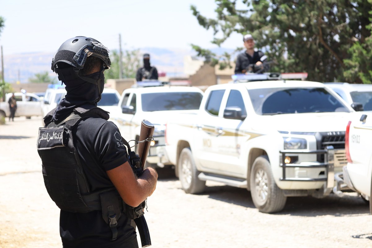 syrianmoi's tweet photo. تعقيباً على الاعتداءات التي استهدفت حواجز ومقرات أمنية في قرية العونية ومحيطها بمنطقة عين العرب (كوباني) شرق حلب، ألقت قوى الأمن الداخلي القبض على 20 متورطاً في هذه الأعمال الخارجة عن القانون، وأعادت الهدوء والأمان إلى المنطقة، مع استمرار ملاحقة بقية الفارين لتقديمهم إلى العدالة.

وتشدد قيادة الأمن الداخلي على أن أي اعتداء يطال أي مؤسسة من مؤسسات الدولة، أو أي تصرف يخرج عن إطار القانون، يُعدّ اعتداءً على الدولة السورية. وستتعامل بأقصى درجات الحزم مع كل متجاوز، ولن تتهاون في اتخاذ الإجراءات الصارمة اللازمة لحماية مؤسسات الدولة وأمن المواطنين.

#الجمهورية_العربية_السورية 
#وزارة_الداخلية