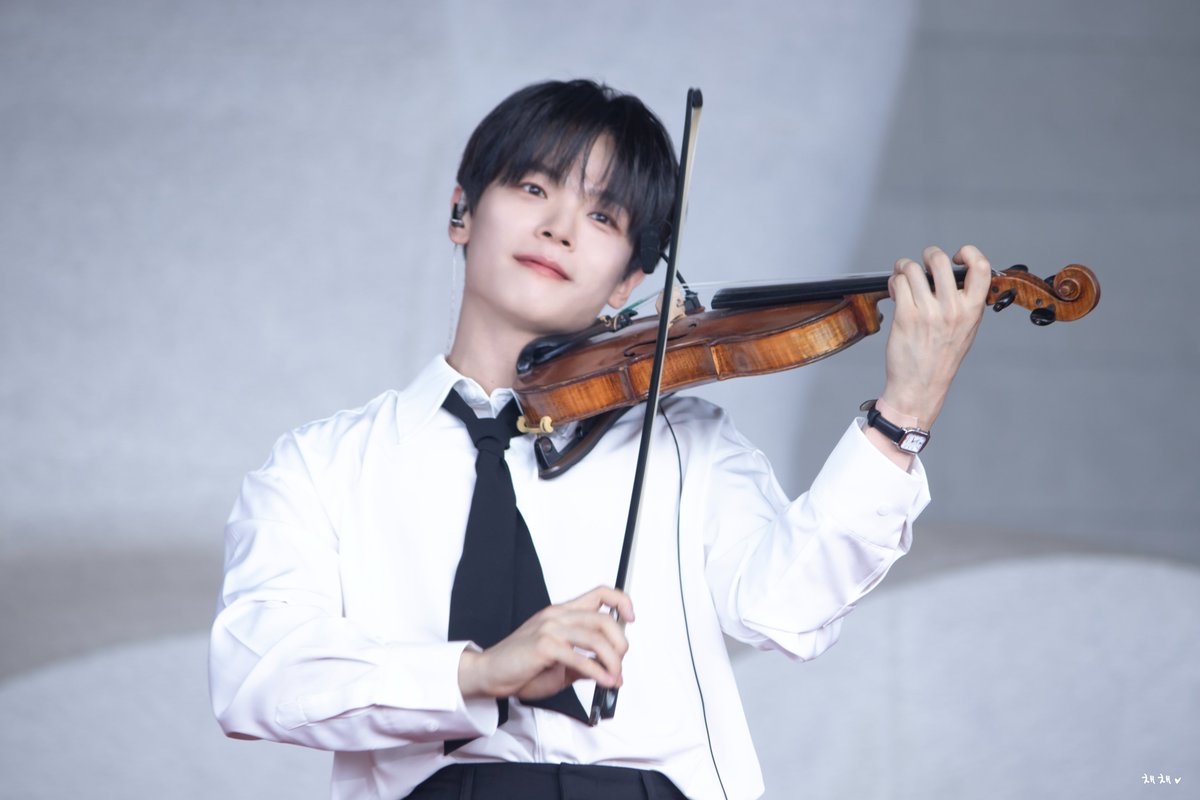 chaex2027's tweet photo. 우리 킹왕짱 바이올리니스트 생일축하해🎻✨️

#루시 #신예찬 #생일축하해 https://t.co/6OU3MGDKp2