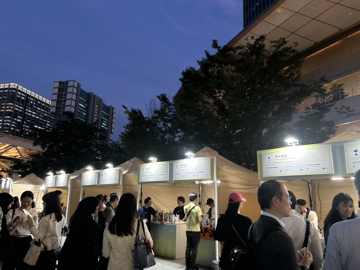 nishikiya_sake's tweet photo. 【つぶやき…】
クラフトサケ　その他醸造酒
いつもありがとうございます！錦屋酒店です。

先日、東京高輪ゲートウェイで行われた「混祭」に行ってきました。
私たち新潟人としては、「お酒のイベント」といえば、「にいがた酒の陣」くらいしか知識がなく…ちょっと都会の風を感じてきました。

混祭は、5日間日替わりで総勢100を超える「日本のおさけ」の酒蔵が集結します。造り手と直接交流しながら、日本各地の個性豊かなお酒を楽しめるイベントです。
参戦した日は19の蔵とクラフトサケブルワリー協会。
いくつかの蔵のお酒をいただいた中で、今回特に驚きだったのが「クラフトサケ」のおいしさ！

クラフトサケブリュワリー協会が定義する「クラフトサケ」とは日本酒（清酒）の製造技術をベースとして、お米を原料としながら従来の「日本酒」では法的に採用できないプロセスを取り入れた、新しいジャンルのお酒のことです。
お酒と酒粕に分ける工程を「搾る」といいますが、搾らないのが「どぶろく」。これもこのジャンルです。
また、ハーブや果物を副原料に加えたお酒もこのジャンルになります。

錦屋にも、３蔵のその他醸造酒のお酒を取り扱っていますが、まだまだこのジャンルは奥が深い！そしていろいろな可能性を秘めている！そのように感じました。

錦屋の有料試飲コーナーではLagoonbreweryの「ほっぺ」がインされていますが、試飲した方は「お！」と感動されます。

これからは、新潟の日本酒はもちろんのこと、いろいろな方面から皆様にアタックできるものを取り揃えてプレゼンしていきたい感じたイベントでした。

「クラフトサケ」にご興味ある方　ぜひともスタッフまでお尋ねください！

☆初回ご注文は、代金引換でお送りします！
#クラフトサケ　#SAKE #日本酒好きとつながりたい　#混祭　　#新潟駅
☆新潟駅　地酒専門店　錦屋酒店
TEL 0252440342
fax 0252463298