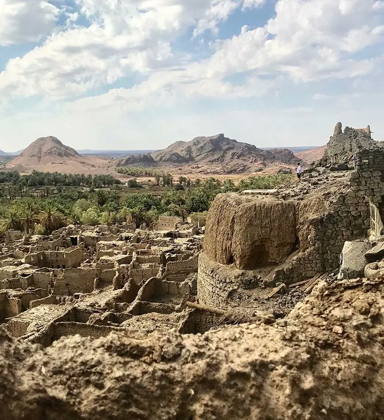 AlMaqamat_'s tweet photo. These are the ruins of the Khaybar Fort and oasis in Medina. Khaybar's history dates back to before the 7th century. Recent finds even suggest that a settlement dating between 2400 and 1500 to 1300 BCE existed very close to the fort. 

Khaybar also appears in a 6th-century Greek-Arabic inscription from Harran, Syria, which mentions a rebellion in Khaybar that the Ghassanids put down around 567–568.