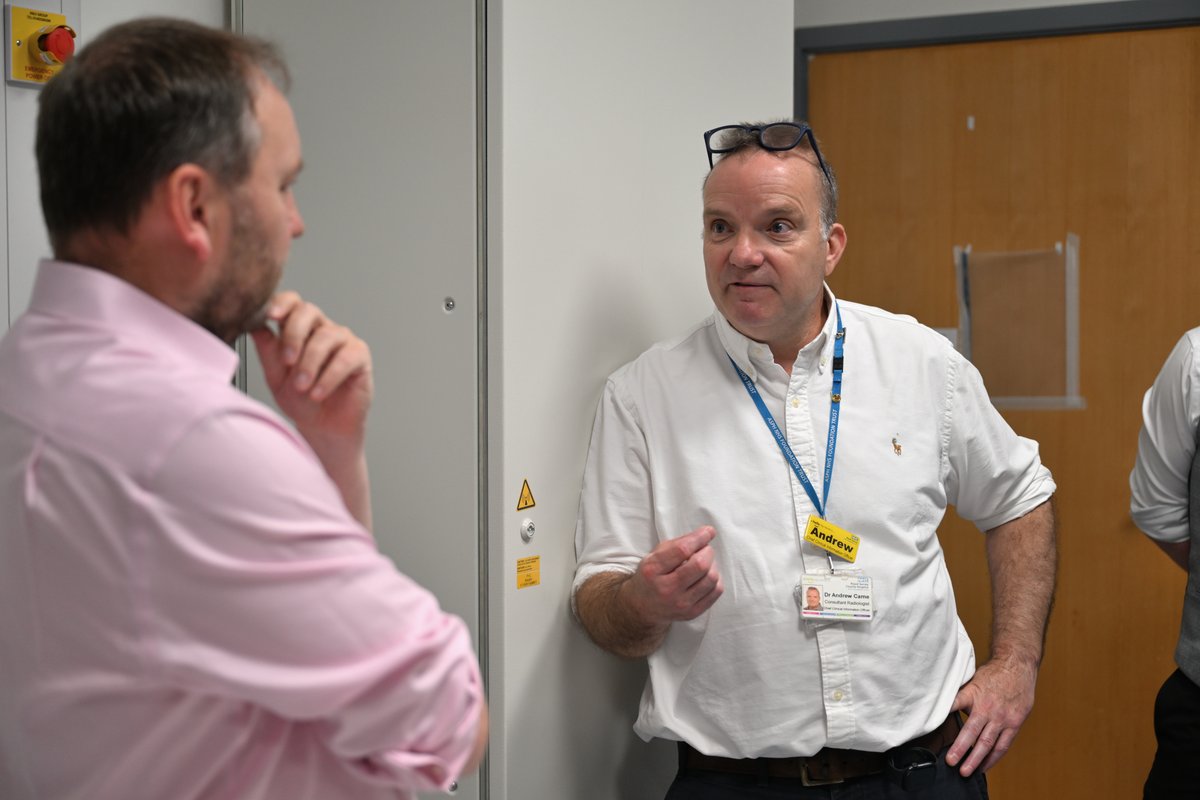 SciTechgovuk's tweet photo. 🫁 Did you know? Over 4 million patients have already received a faster lung cancer diagnosis or all-clear thanks to AI tools in the NHS. 

Minister @IanMurrayMP visited Royal Surrey Hospital to see how this technology is being used - backed by £20m of government investment. https://t.co/ccUSaLSdRn