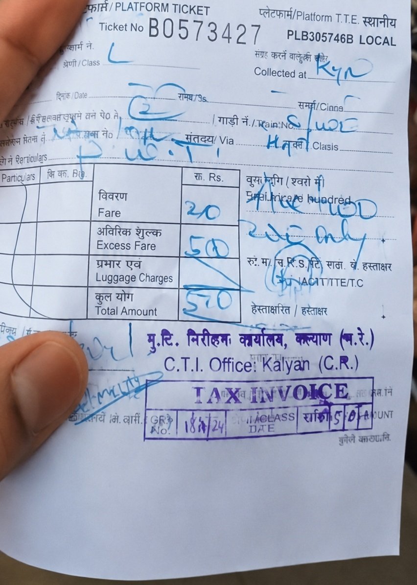 Rinkesh0001's tweet photo. @RailMinIndia प्लेटफॉर्म टिकट = 10 रूपये का
टिकट एक्सपायर होता है =2 घंटे बाद 
ट्रैन लेट हुई = 5 घण्टे 
जुर्माना लगा =500 रूपये का 

ये है भारतीय रेलवे... ट्रैन लेट होने पर रिफंड नहीं देंगे.. लेकिन जुर्माना पूरा वसूलेंगे 

मोदी राज मे जुर्माने की करने भी देशहित मे योगदान ही समझो https://t.co/AZ0pIFcnR0